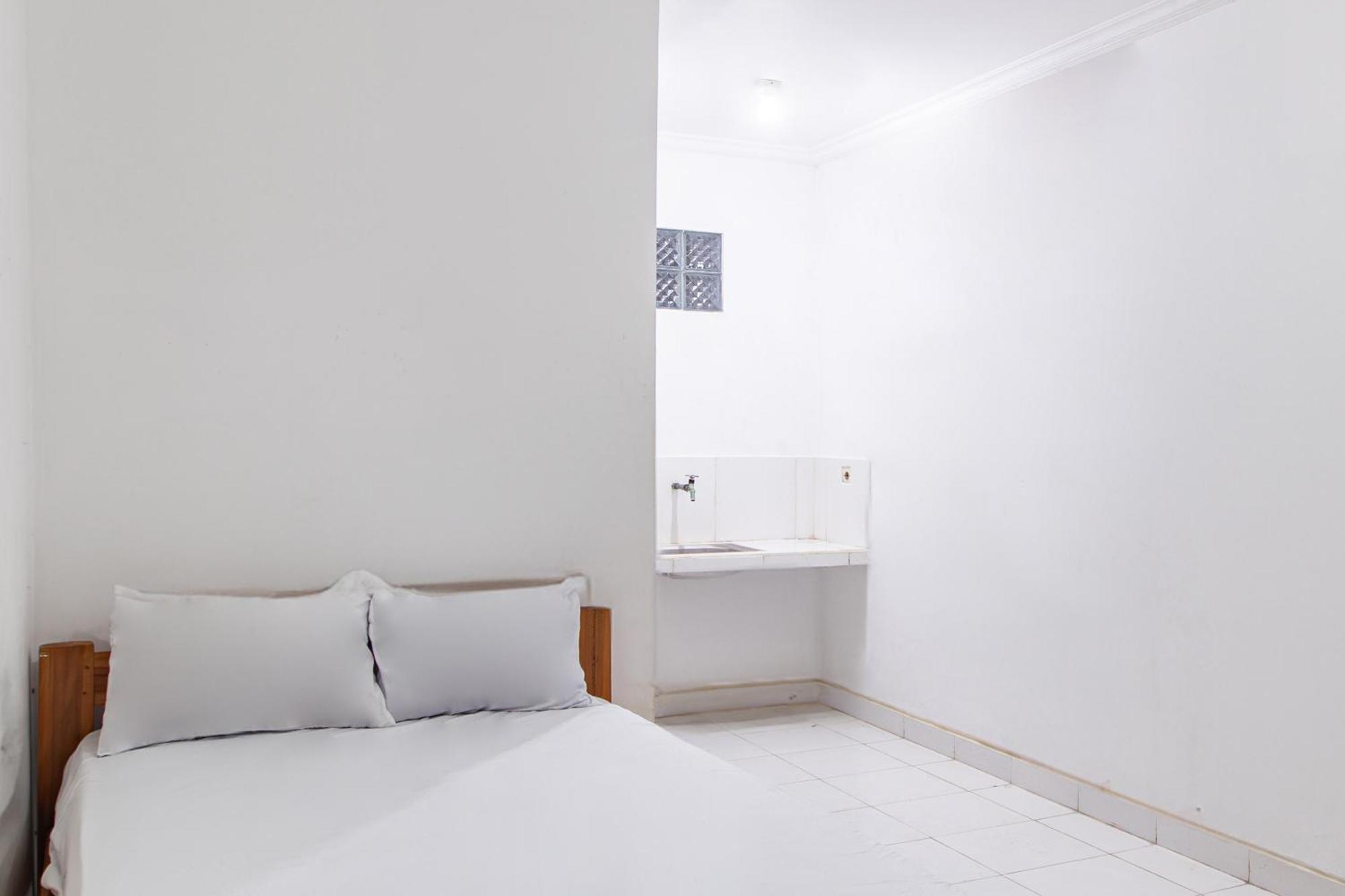 Отель Oyo Life 93504 Kost Krisna Temukus Экстерьер фото