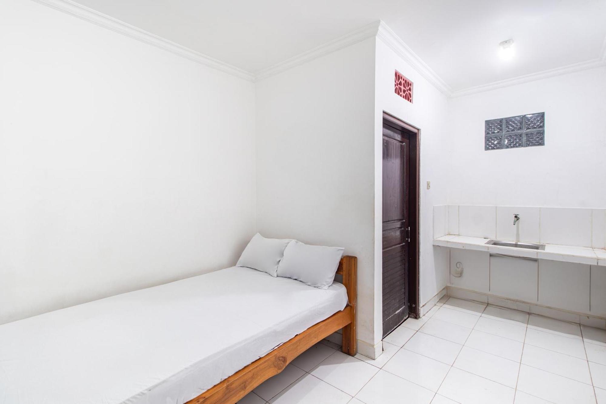 Отель Oyo Life 93504 Kost Krisna Temukus Экстерьер фото