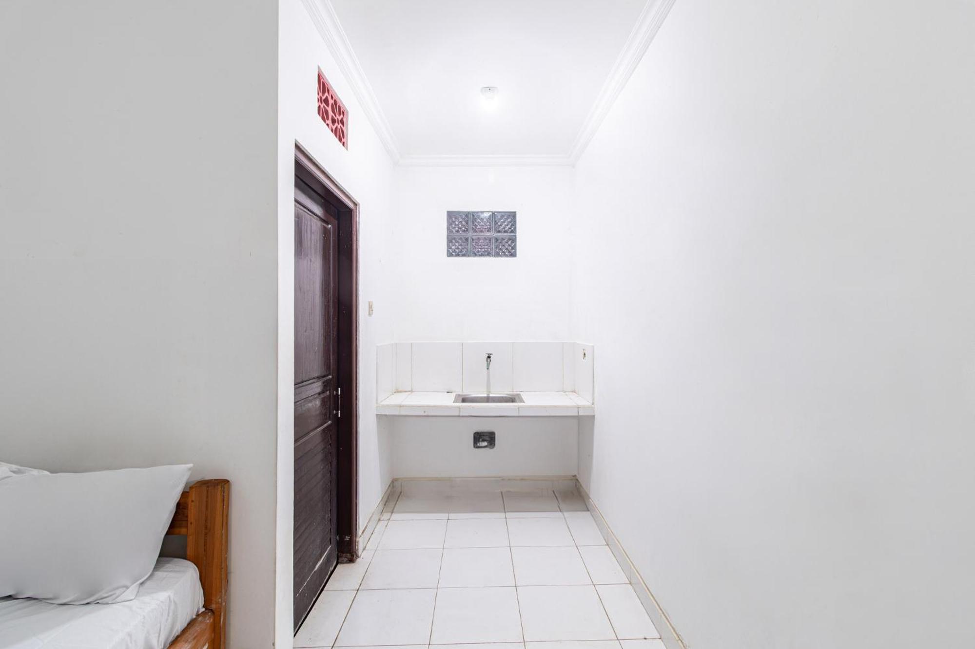 Отель Oyo Life 93504 Kost Krisna Temukus Экстерьер фото