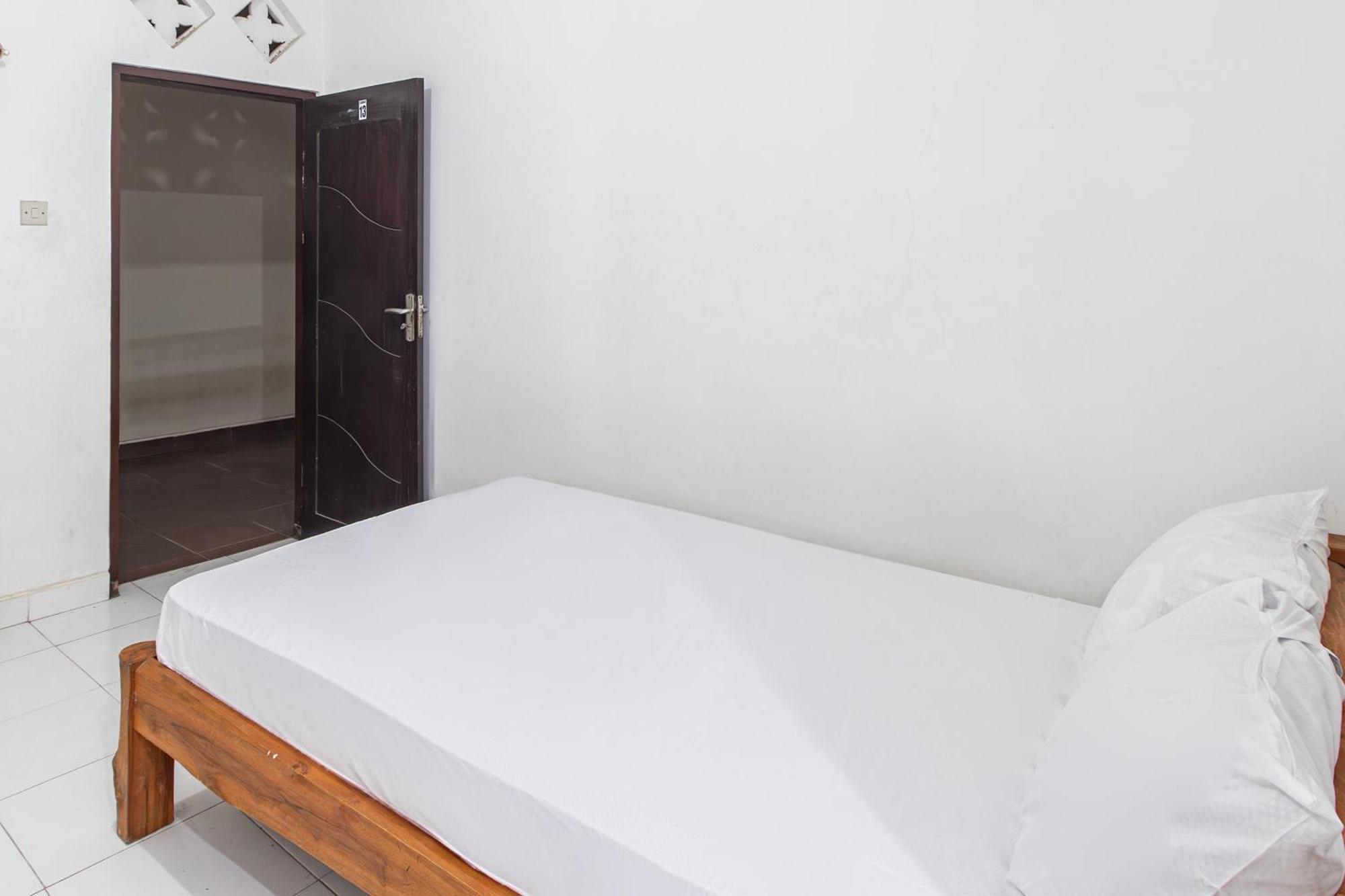 Отель Oyo Life 93504 Kost Krisna Temukus Экстерьер фото