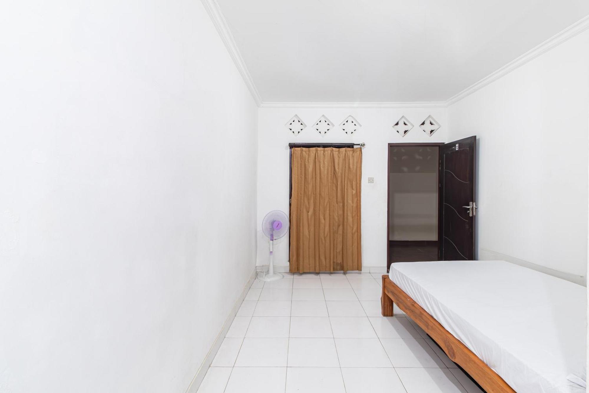 Отель Oyo Life 93504 Kost Krisna Temukus Экстерьер фото