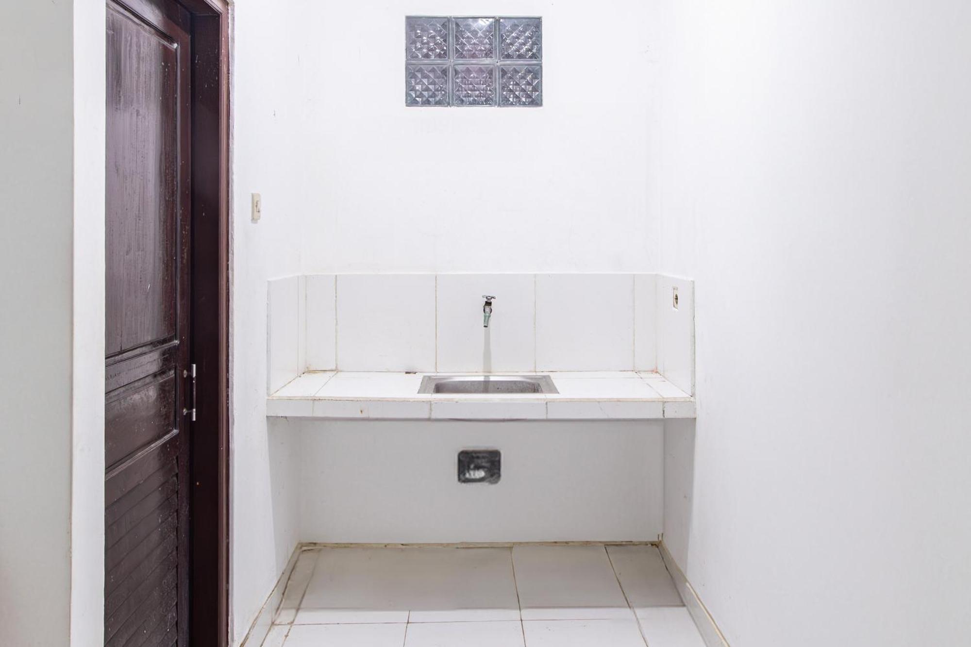 Отель Oyo Life 93504 Kost Krisna Temukus Экстерьер фото