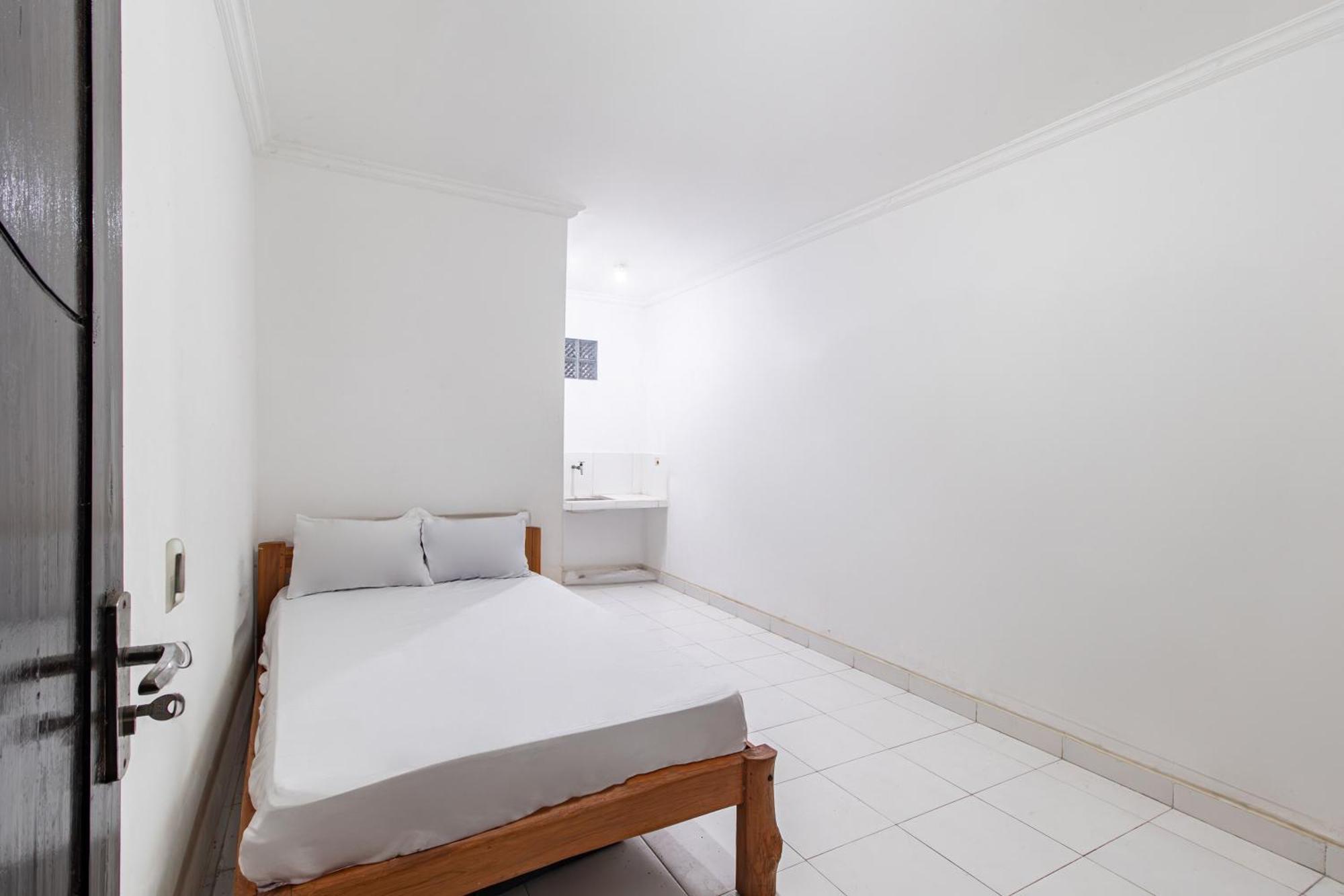 Отель Oyo Life 93504 Kost Krisna Temukus Экстерьер фото
