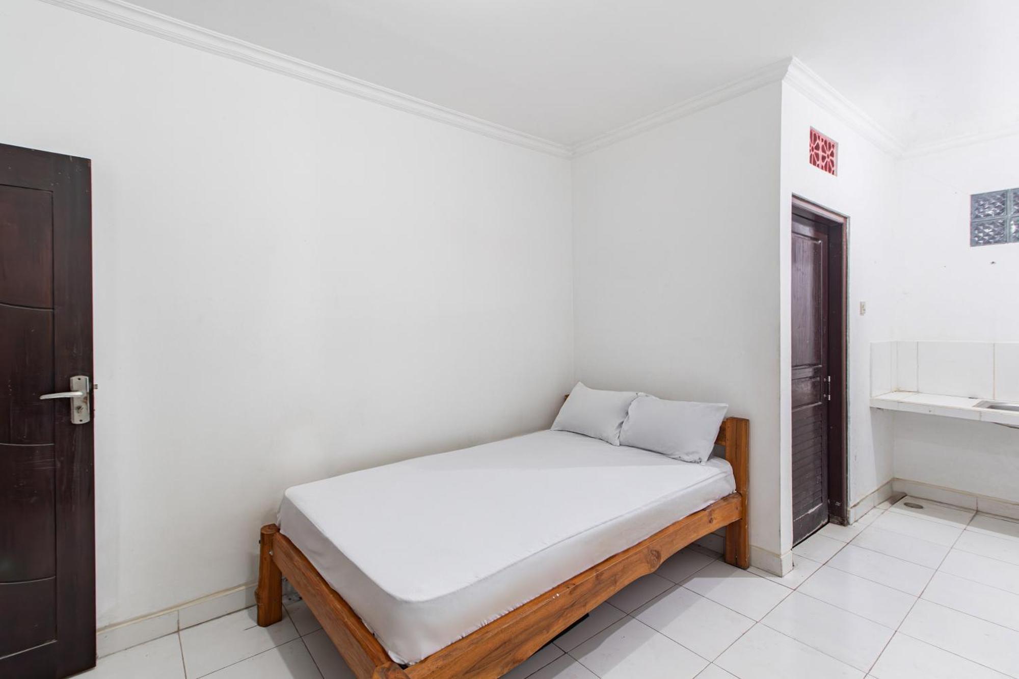 Отель Oyo Life 93504 Kost Krisna Temukus Экстерьер фото